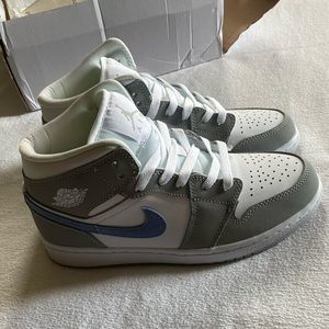 nwt woman’s air jordan’s 1 mid